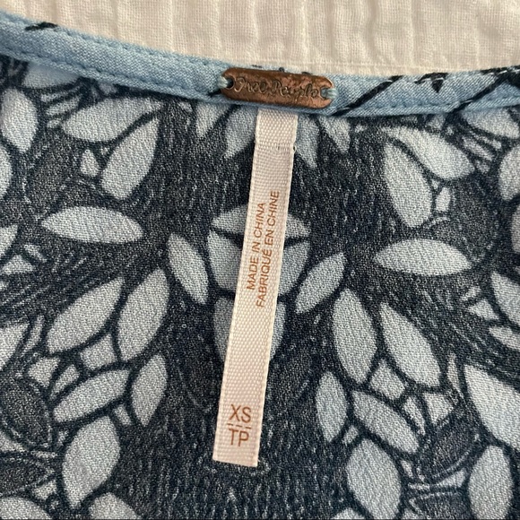 Free People blue & black print V-neck with buttons top size XS - Picture 8 of 9